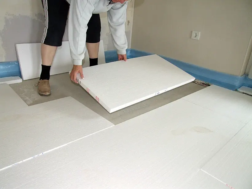 Verlegung der Wärmedämmschicht (in zwei Lagen) auf dem Rohfußboden Verlegung der Wärmedämmschicht (in zwei Lagen) auf dem Rohfußboden