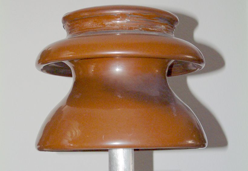 Ein Isolator hat einen hohen elektrischen Widerstand, um die Ableitung von Strom zu verhindern