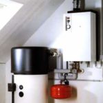 Dachheizzentrale mit Brennwertkessel für Erdgas und Warmwasserspeicher