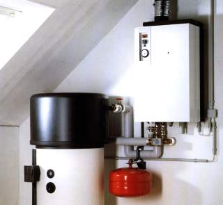 Dachheizzentrale mit Brennwertkessel für Erdgas und Warmwasserspeicher