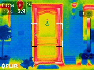 Wärmebild einer Eingangstür mit einem energetisch schwachem Rahmen