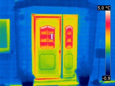 Wärmebild einer Haustür mit energetisch schwacher Verglasung/Rahmen