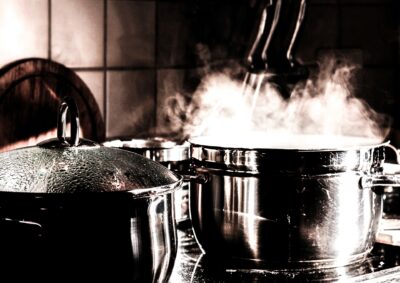 Beim Kochen wird viel Wasserdampf freigesetzt (Bild von Melanie Feuerer auf pixabay.com)