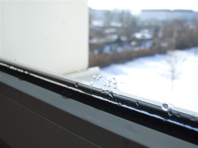 Tauwasser am unteren Rand einer Fensterverglasung